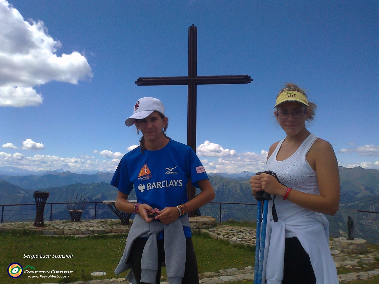 71 Giorgia e Giulia sul Calbiga.jpg